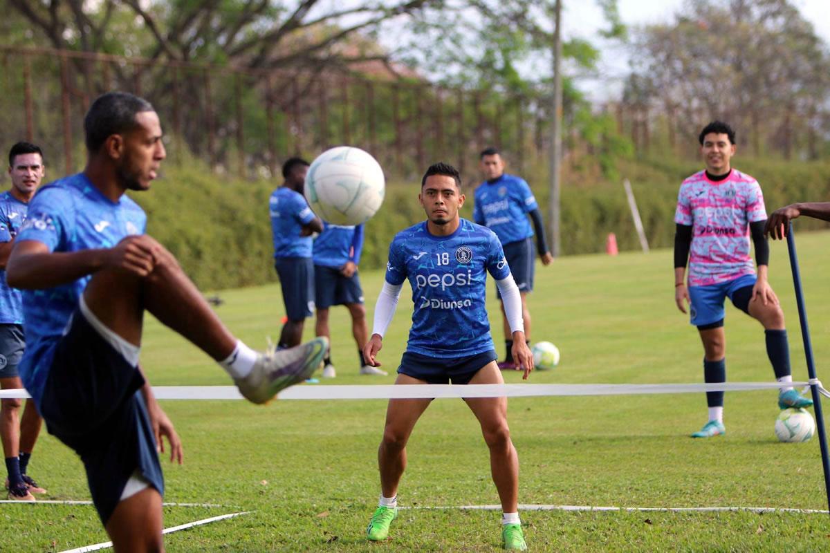 Eddie Hernández participando del fútbol-tenis con Diego Rodríguez.