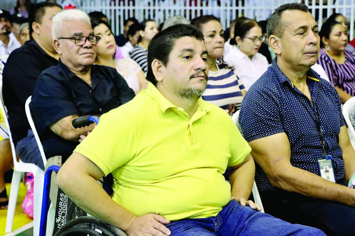 Empleados municipales, funcionarios y algunos representantes de patronatos y gremios estuvieron presentes.