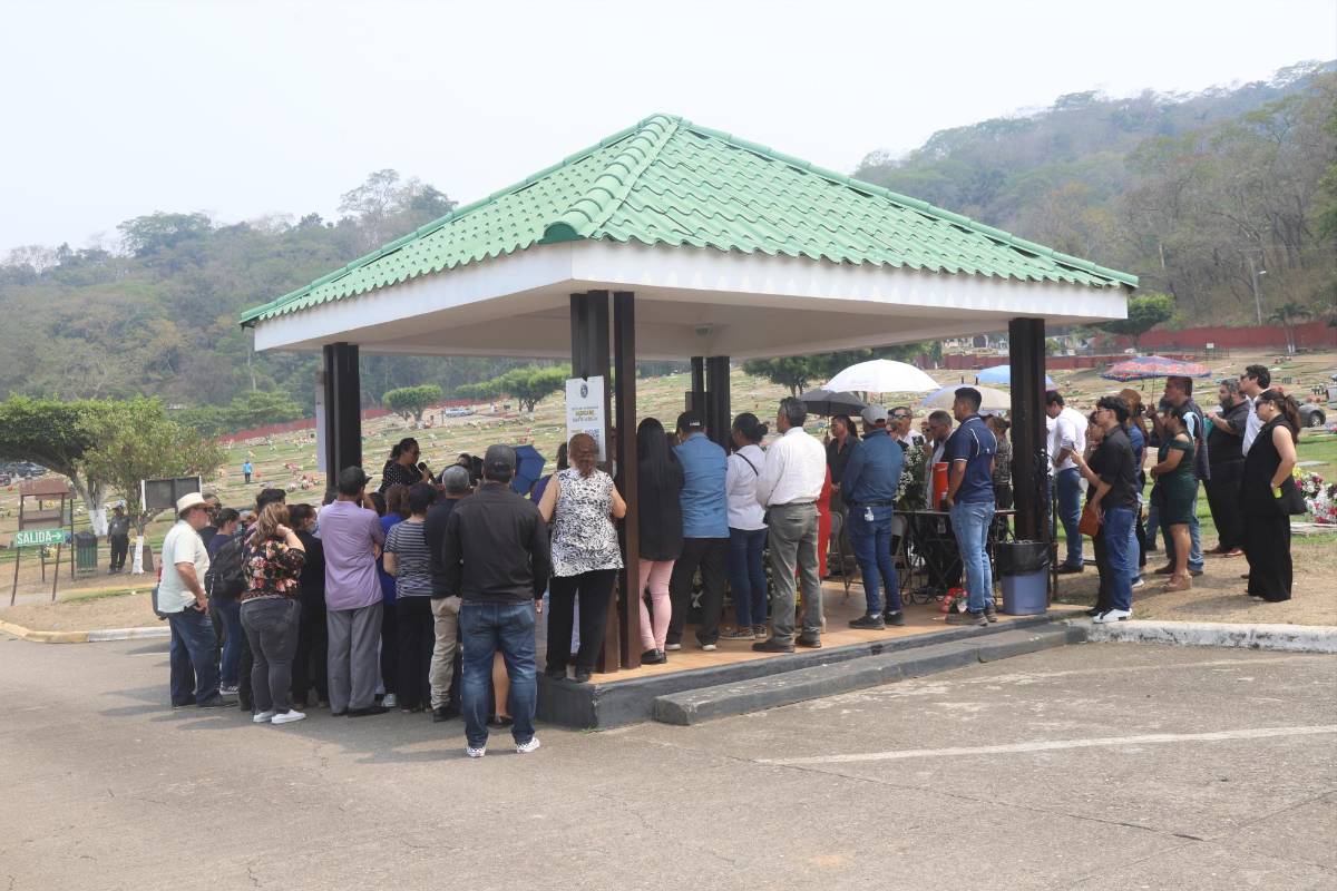 Último adiós a docente que murió tras caer en aguas termales
