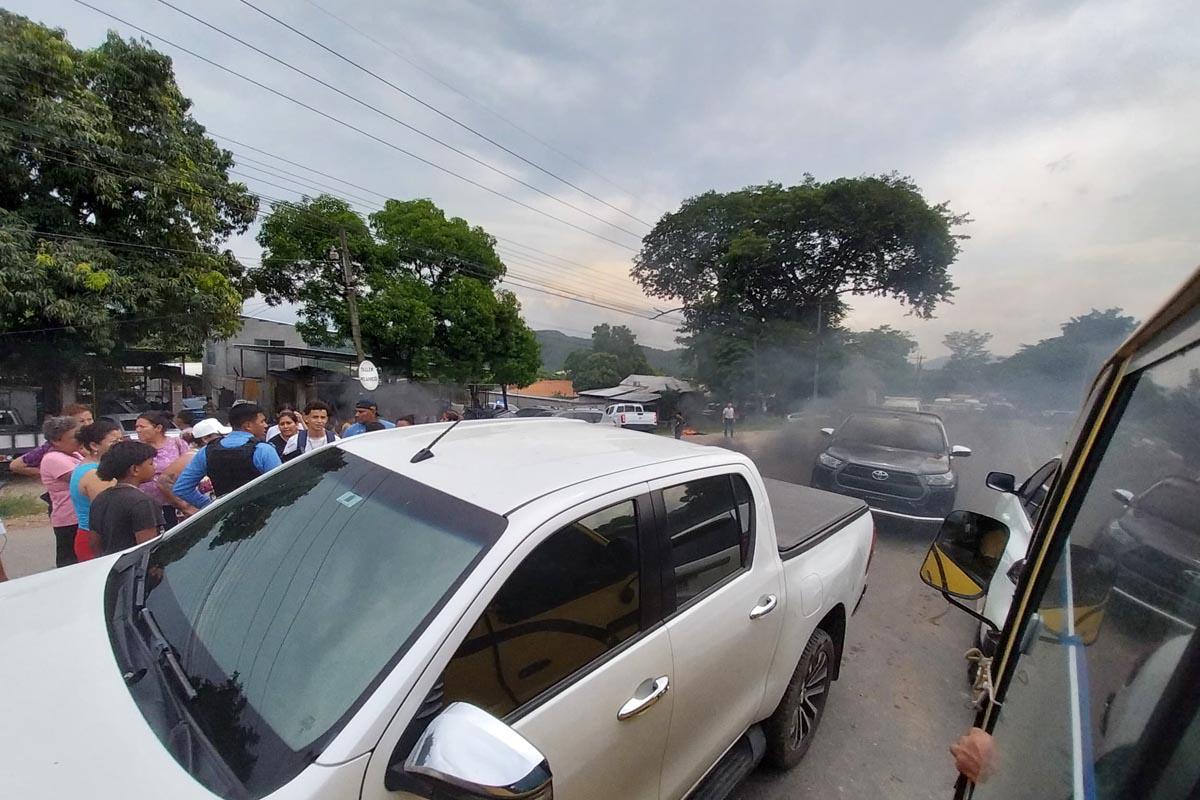 Algunos vehículos lograron pasar antes de que bloquearan por completo la carretera.