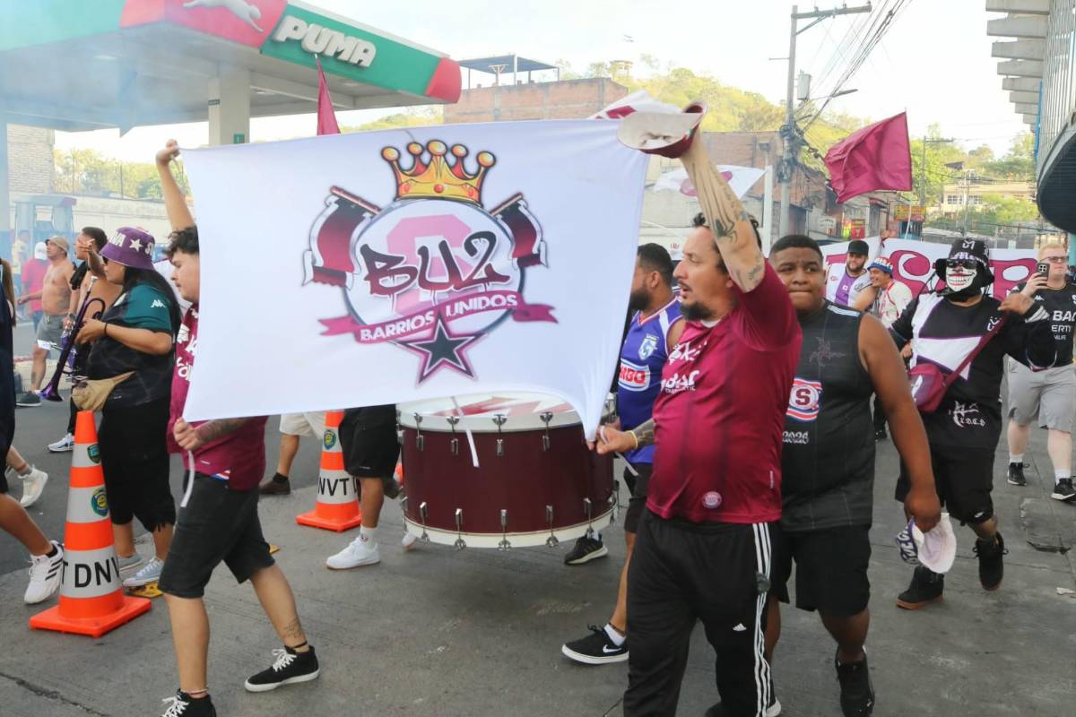 ¡Nadie lo esperaba! Barras de Olimpia y Saprissa protagonizan insólito momento en Tegucigalpa