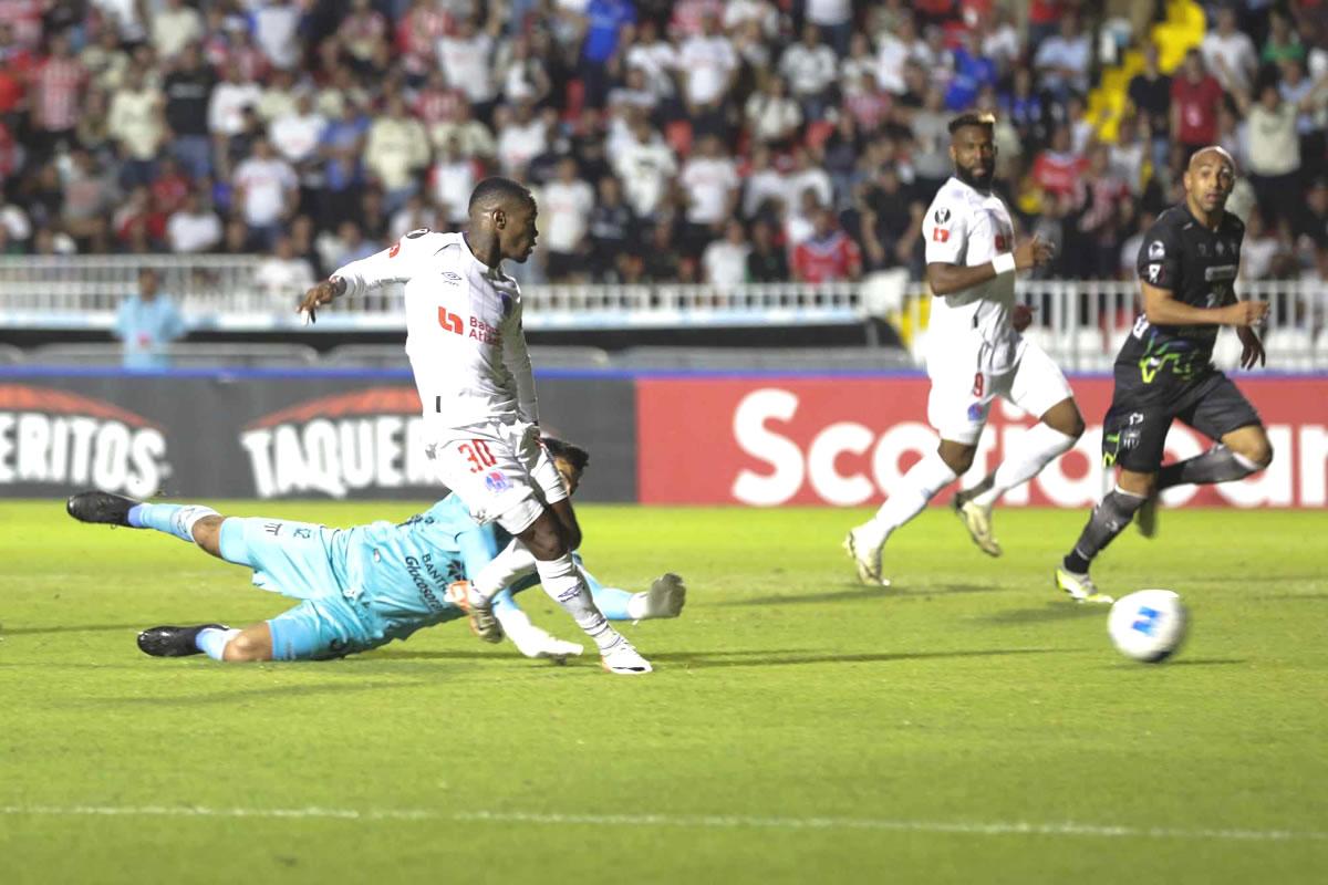 Edwin Solani Solano definiendo tras eludir al portero para el 1-0 del partido.