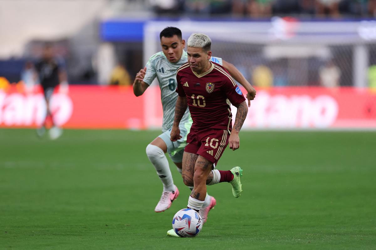 Yeferson Soteldo le puso las cosas complicadas a la defensa mexicana.