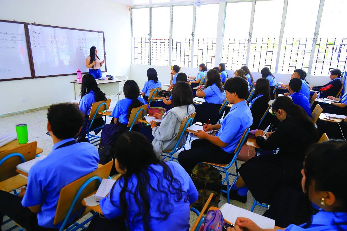 Los primeros normalistas bilingües se gradúan en 2025