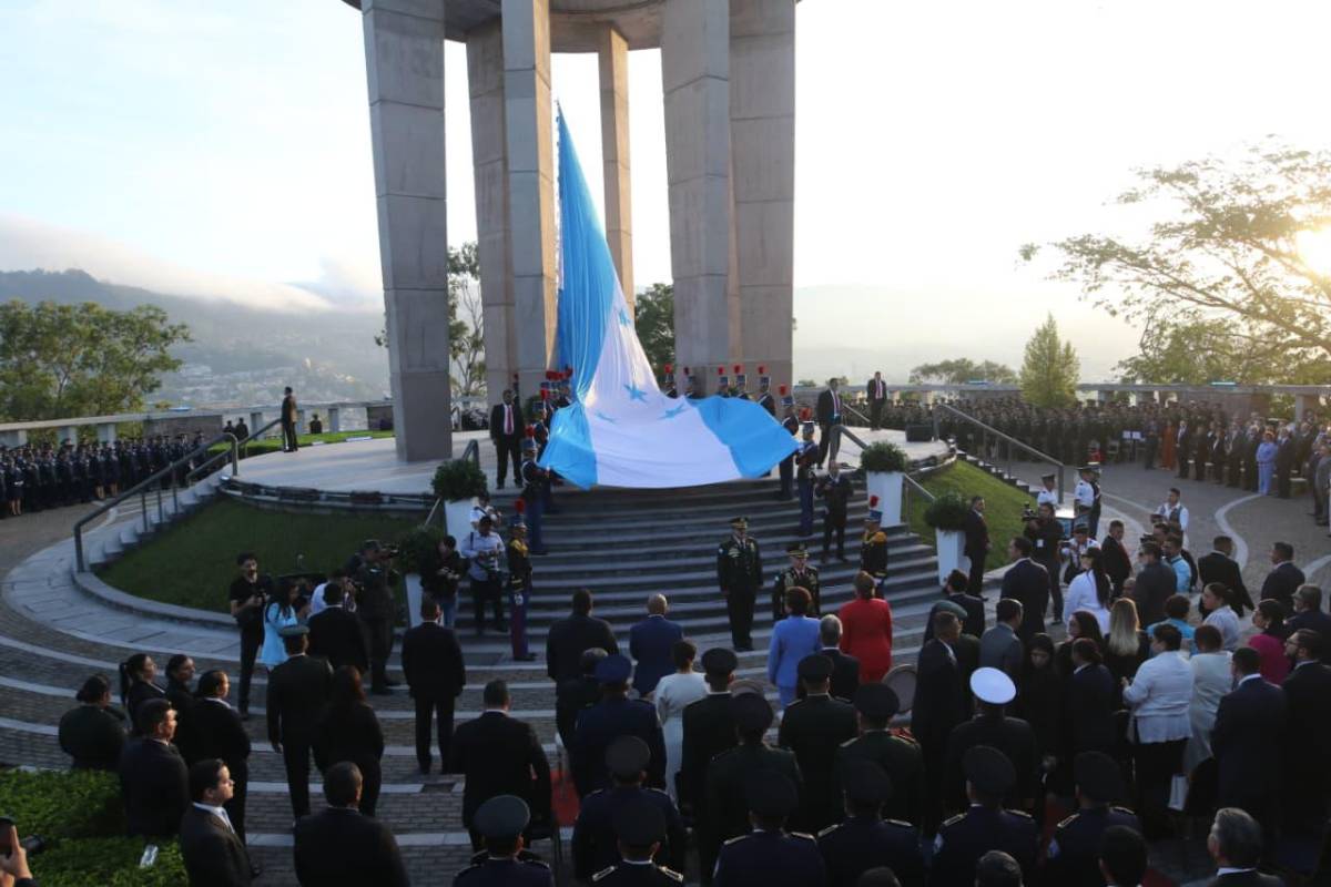 El discurso de Xiomara Castro en el izamiento de la bandera nacional