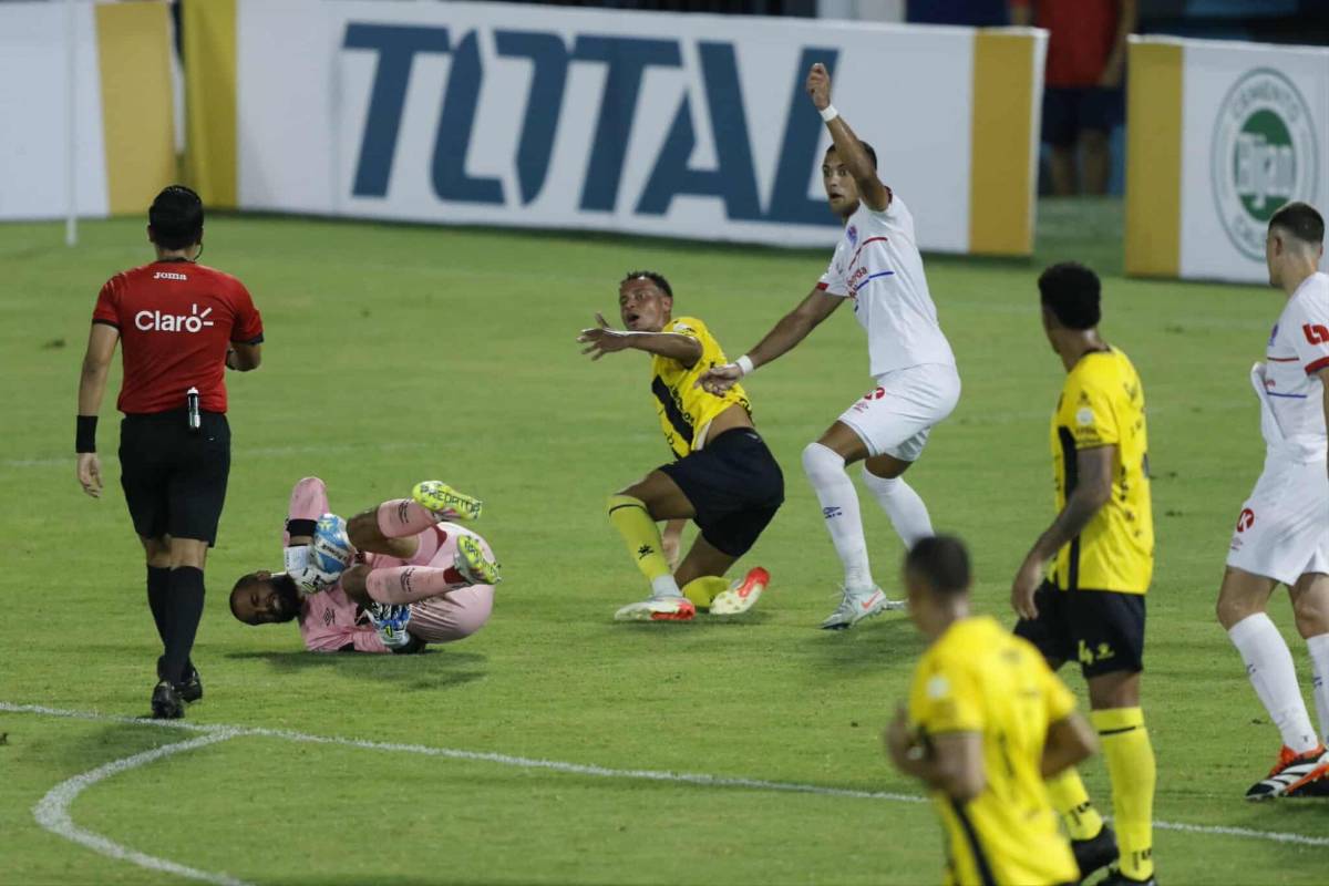 Peleas en el Real España-Olimpia, lo que pasó con Menjívar y brasileña sorprende