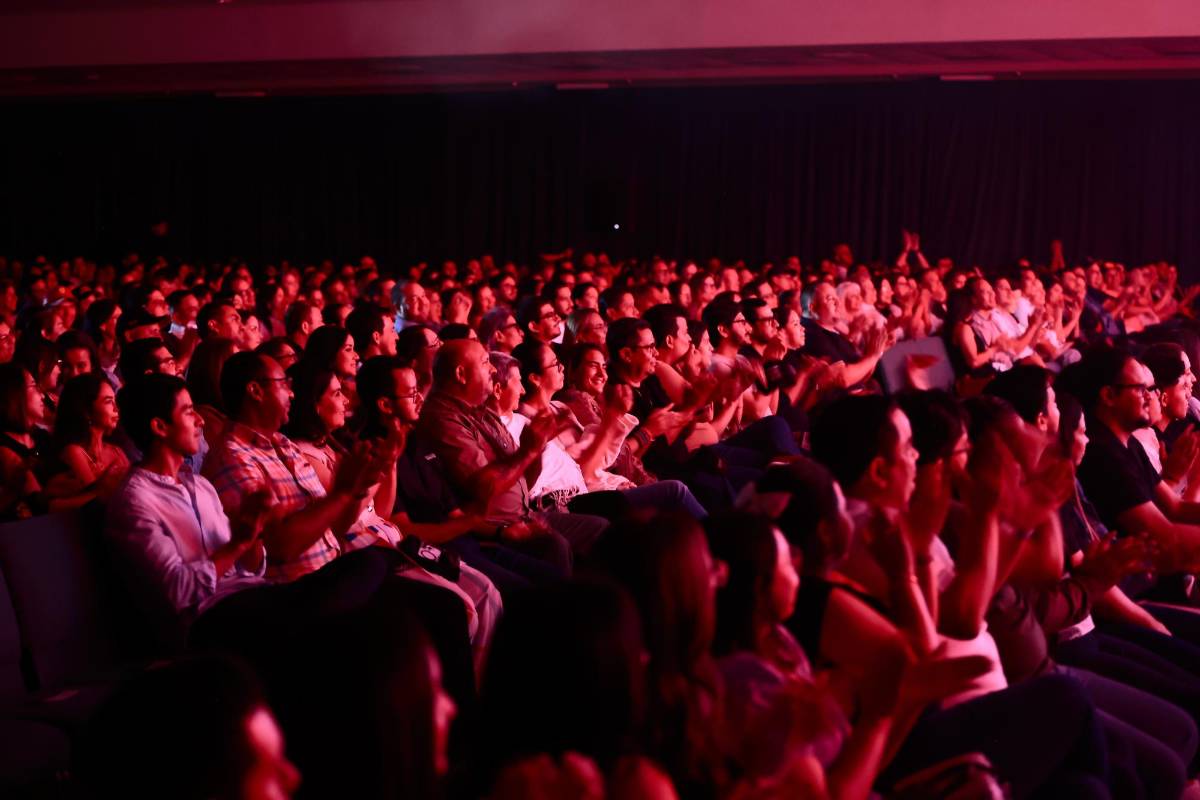 Hondureños disfrutan al máximo el show de Piter Albeiro
