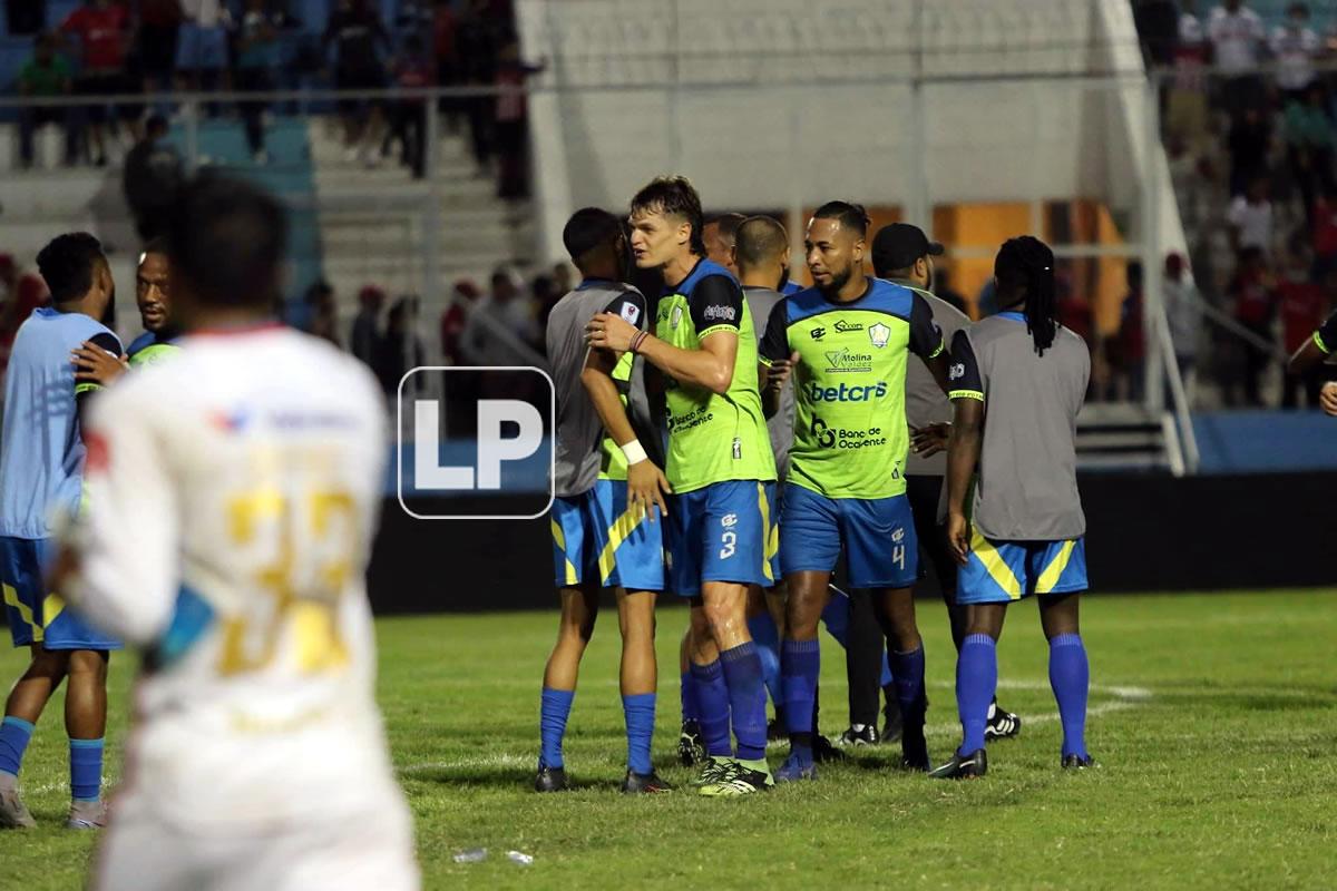 Jugadores del Olancho FC celebrando el triunfo histórico contra el Olimpia.