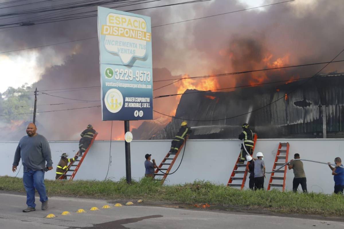 Impactantes imágenes del feroz incendio que arrasó con empresa en Choloma