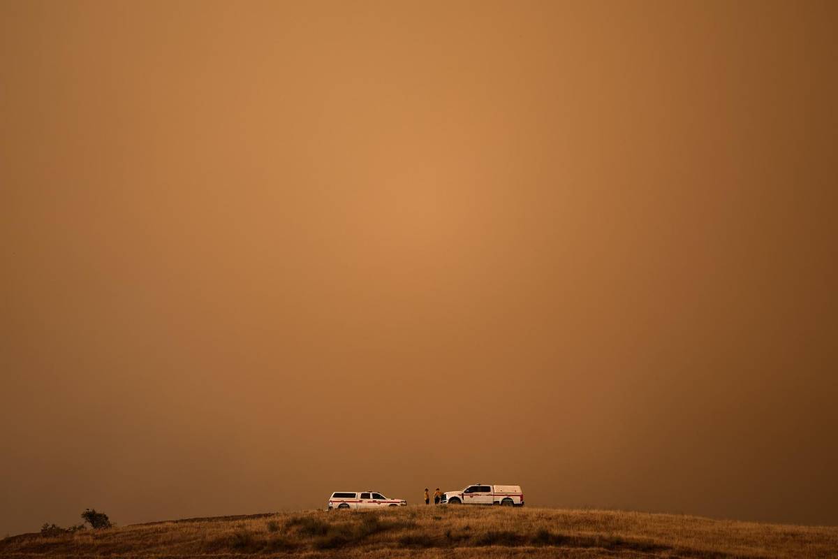 Dos incendios forestales avanzan en el sur de California