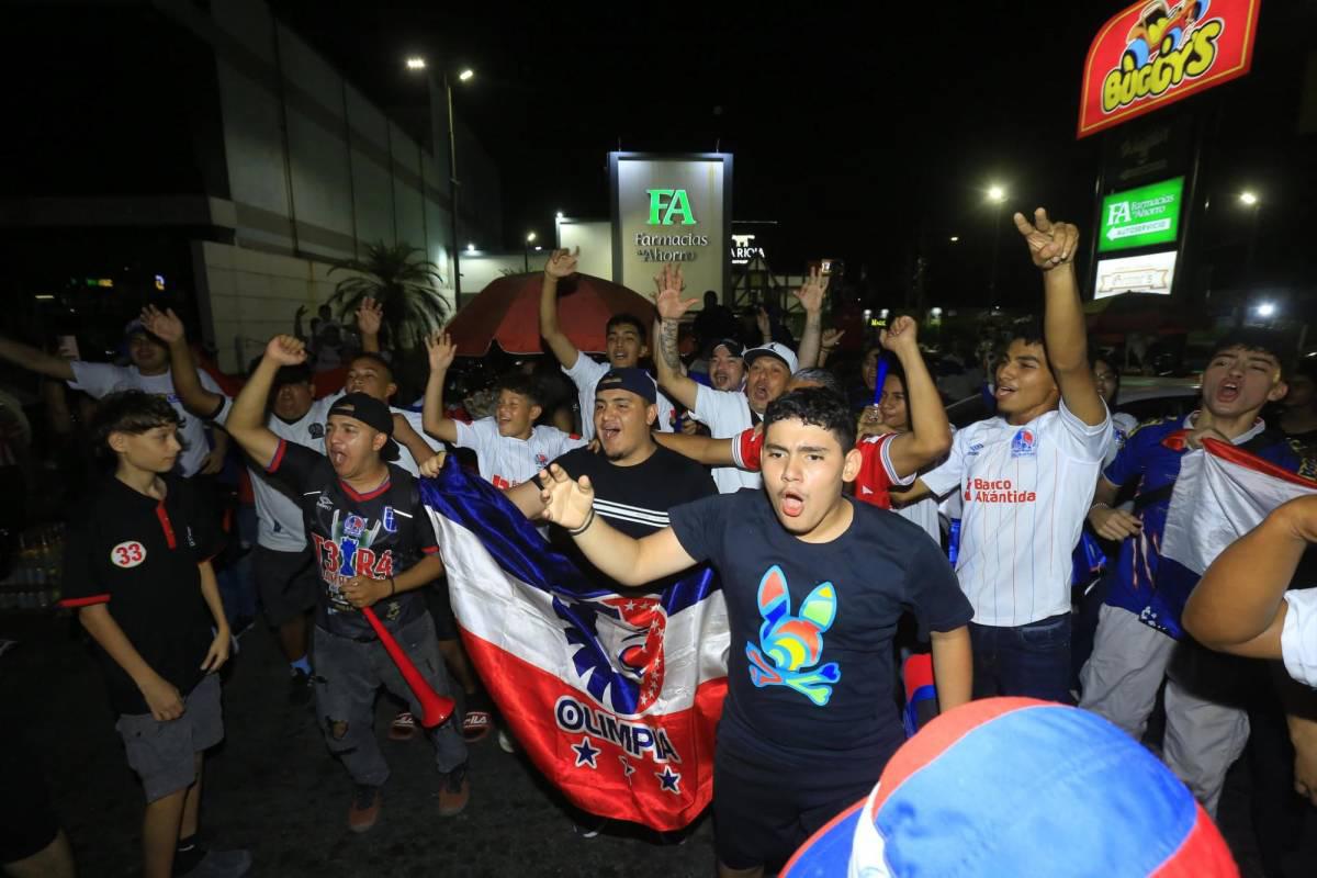 Aficionados del Olimpia festejan con todo: fiesta, locura y espectacular caravana