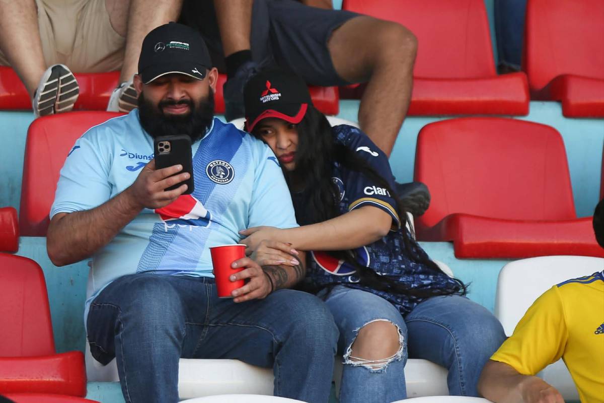 Bellezas, burla a Marathón, lanzan billetes a Henry Figueroa y él reacciona