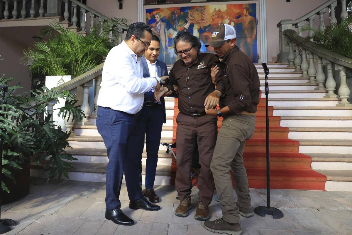 Xiomara Castro recibe a sacerdote que peregrinó 240 km