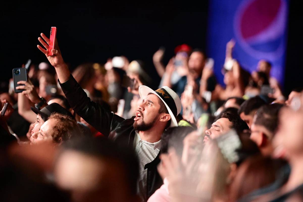 “El Buki” pone a llorar a los hondureños con una histórica “Navidad sin ti”