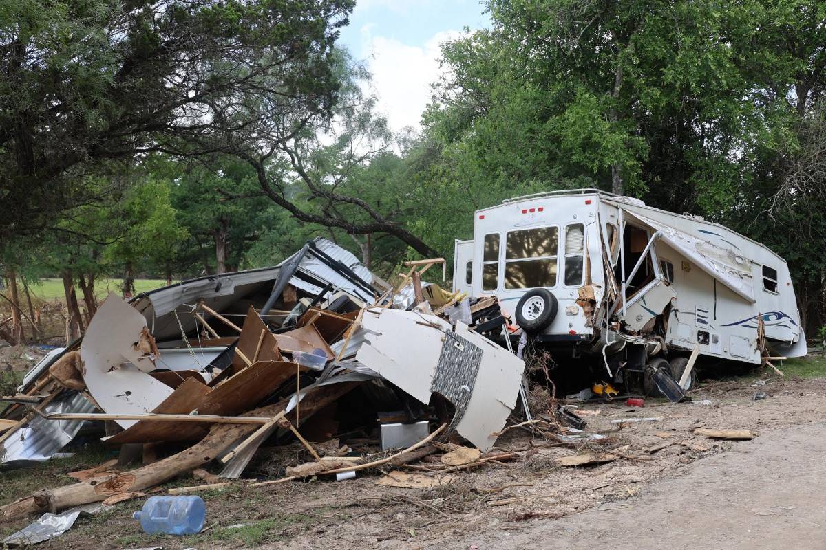 Rescatistas mexicanos ayudan en el corazón del desastre en Texas