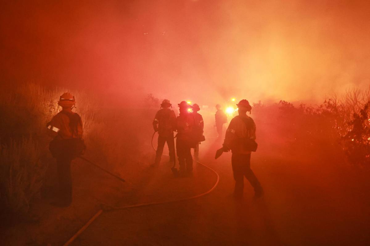 Evacúan a unas 1,200 personas por un incendio forestal a las afueras de Los Ángeles