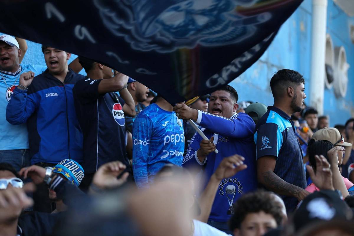 Bellezas, burla a Marathón, lanzan billetes a Henry Figueroa y él reacciona