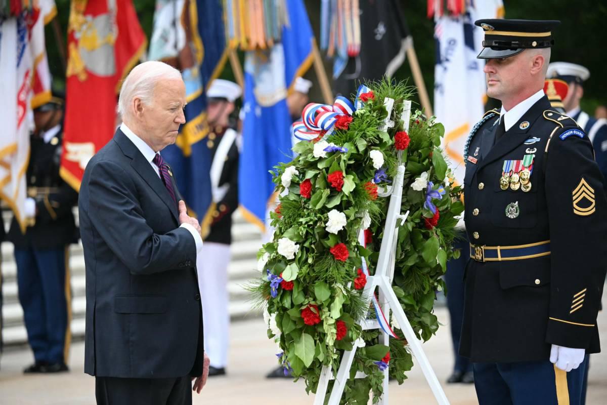 Biden homenajea a tropas; Trump ataca a jueces en el Día de los Caídos