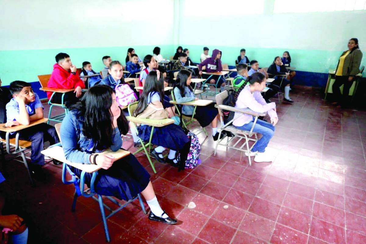 Docentes inician clases sin salarios