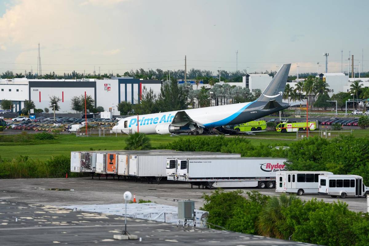 Así ocurrió el accidente del avión de Amazon que dejó 5 muertos al embestir vehículos en Miami