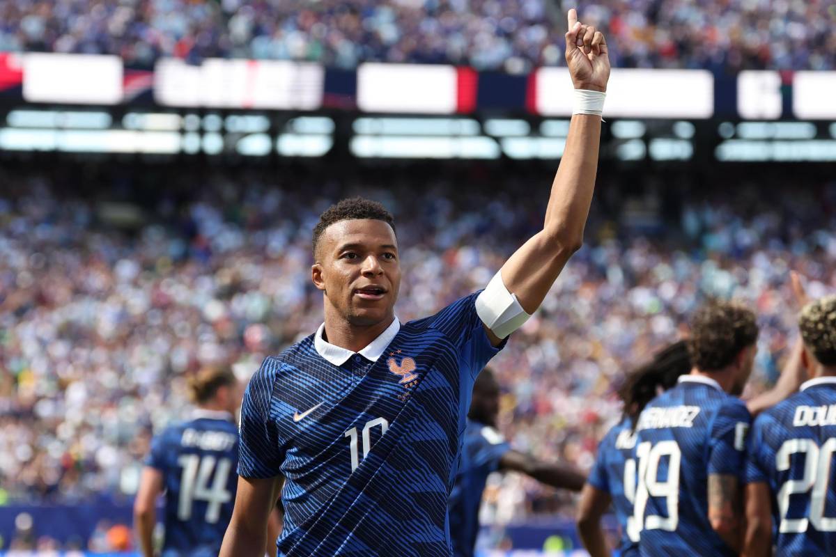 Mbappé da revés a Messi en el Mundial, nuevo festejo con Francia y la polémica