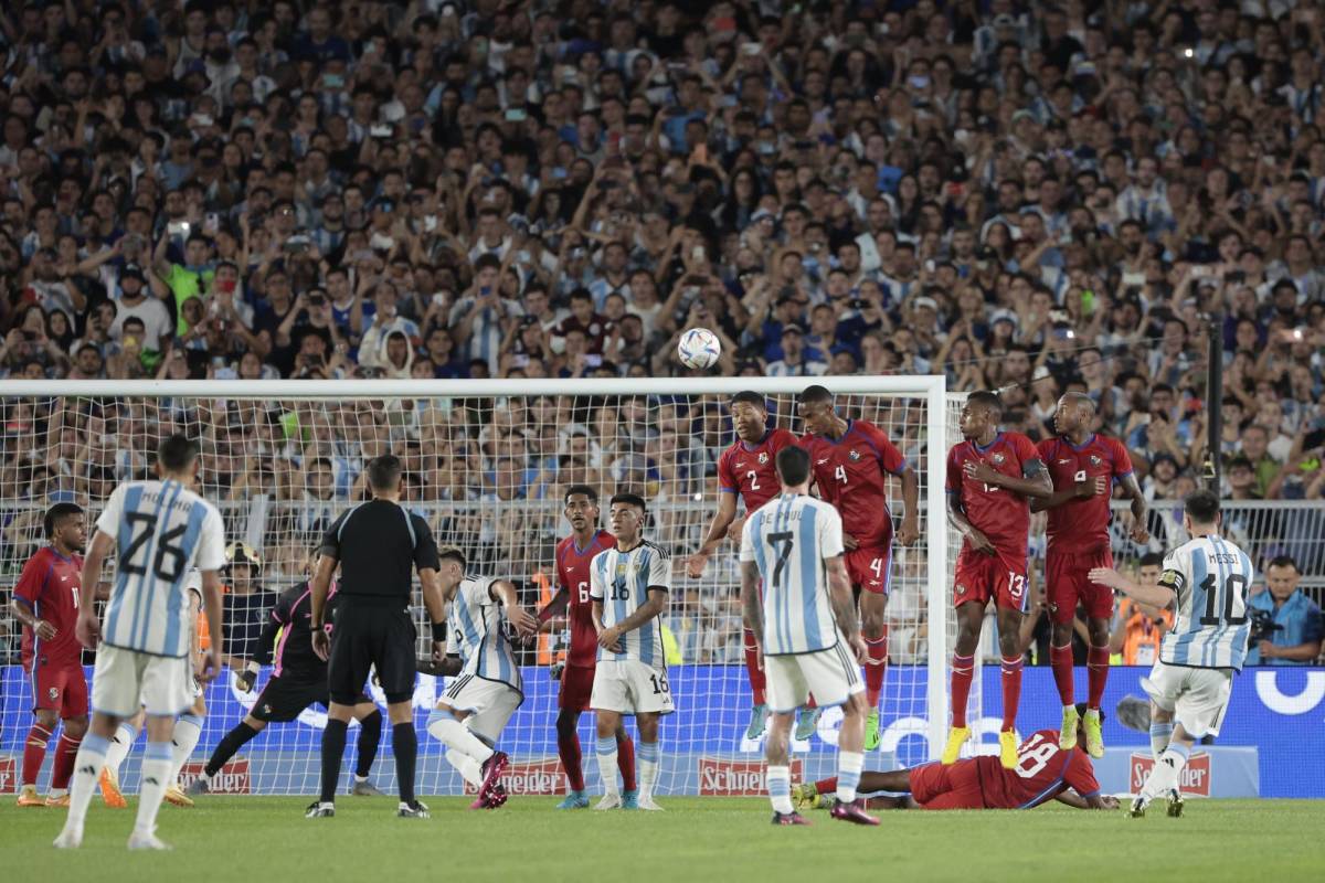 El golazo de tiro libre de Lionel Messi pasó por encima de la barrera.