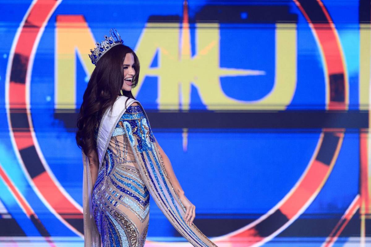 Stephanie Cam se despide de su reinado con impecable pasarela en Miss Honduras Universo 2025