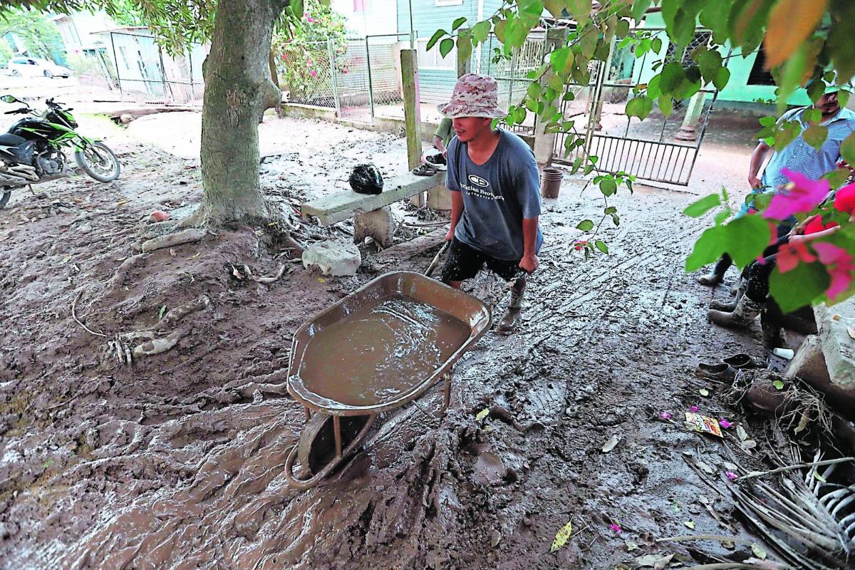 En Los Mangos hay una ruptura de 51 metros en el bordo.