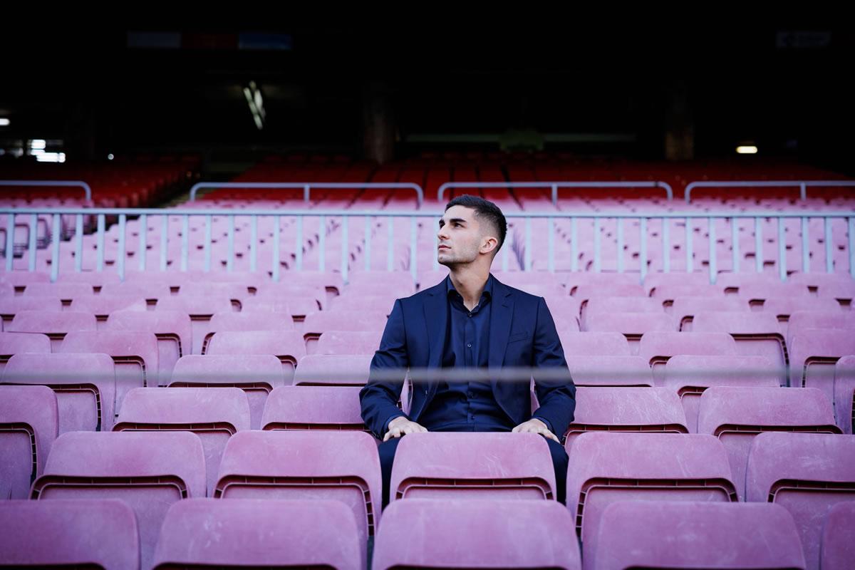 El delantero español sentado en las butacas del Camp Nou.