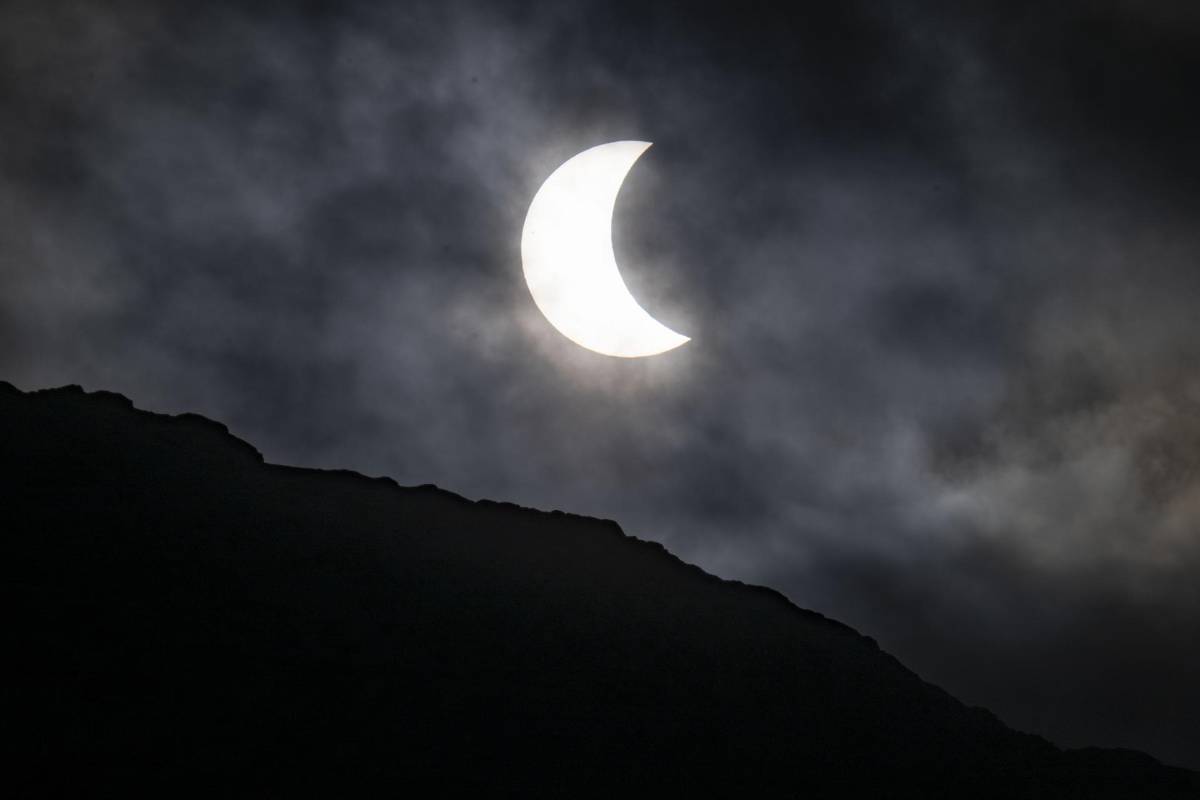 El cielo se oscurece este sábado: así se vive el eclipse solar parcial en impactantes imágenes