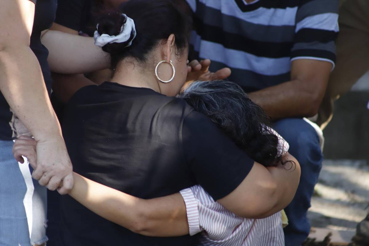 Dolor e impotencia en el último adiós a hermanos víctimas de masacre