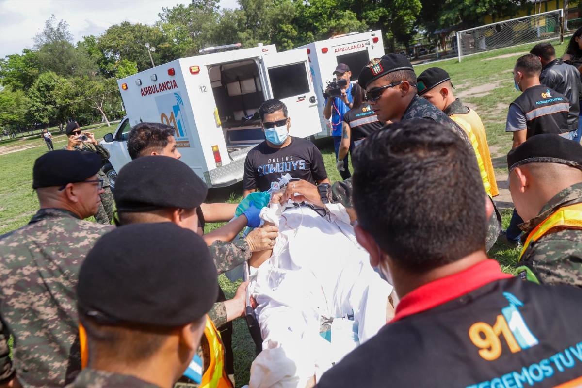 Llegan en helicóptero a SPS las víctimas del accidente en Los Hornos, Copán