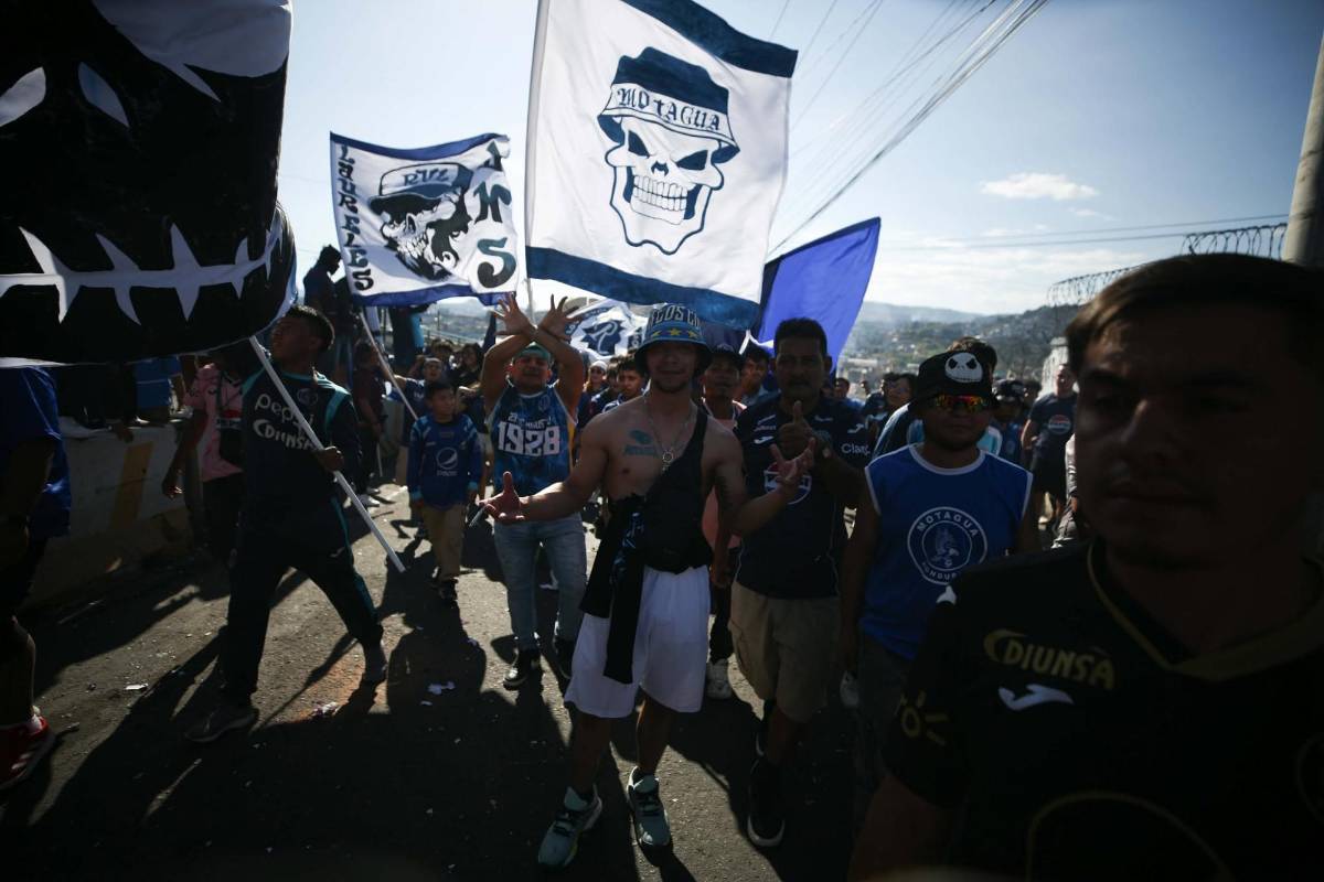 Bellezas, burla a Marathón, lanzan billetes a Henry Figueroa y él reacciona