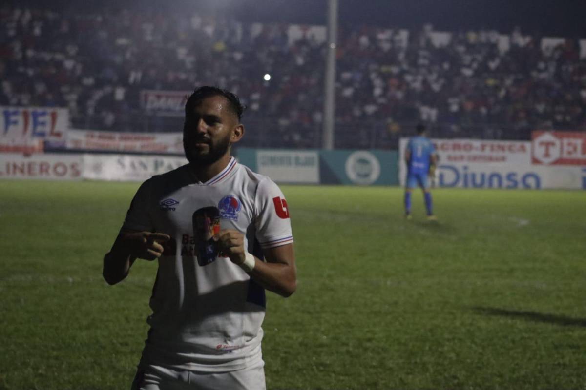 Jorge Álvarez festejando su golazo en Tocoa durante el juego Real Sociedad vs Olimpia.