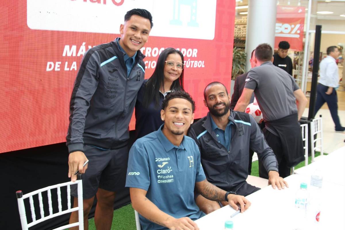 Show de Ruiz en firma de autógrafos, los seleccionados presentes y regalo