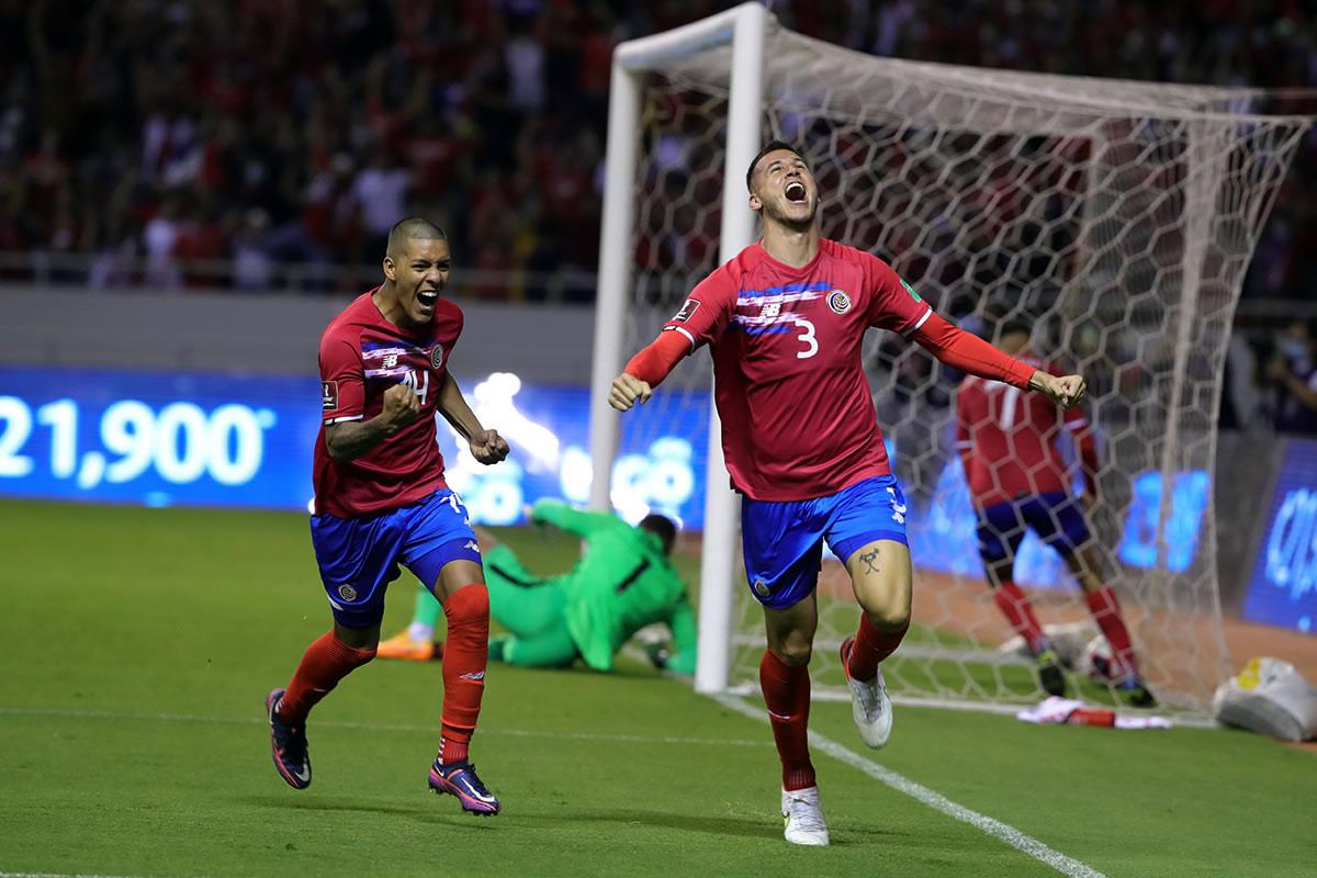 Juan Pablo Vargas celebrando su gol que puso a ganar a Costa Rica ante Estados Unidos.