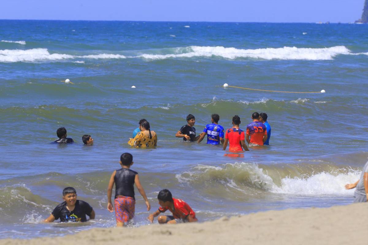 Turistas hondureños abarrotan las playas de Tela, Atlántida