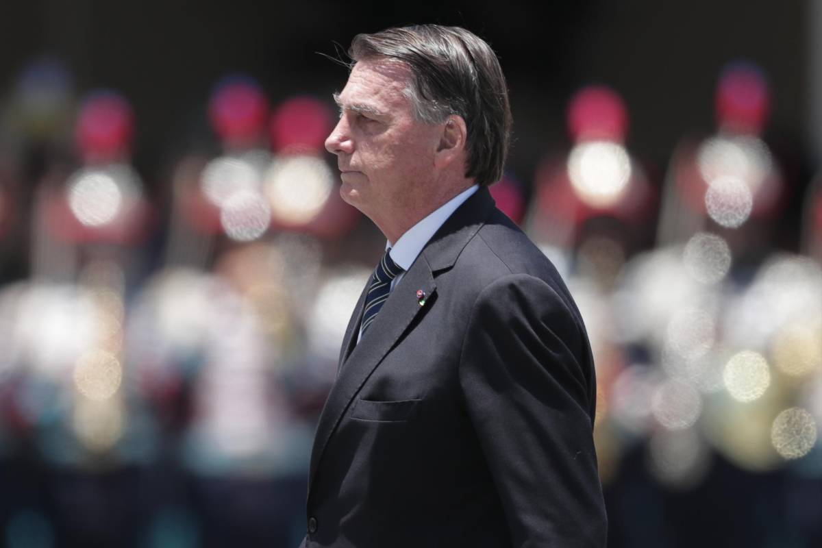 Bolsonaro llora en una ceremonia militar