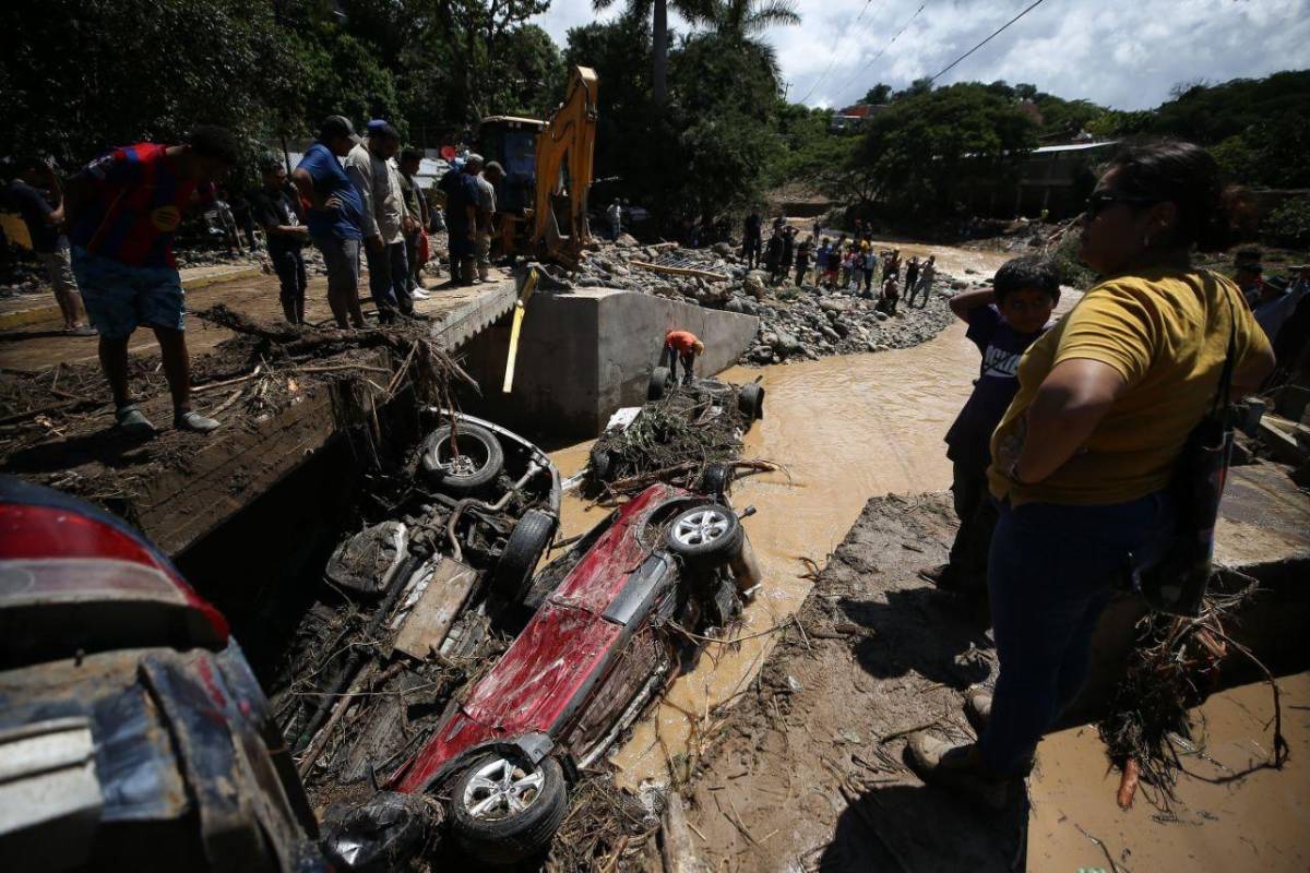 Llanto y caos tras inundaciones en la colonia 1 de Diciembre en Tegucigalpa