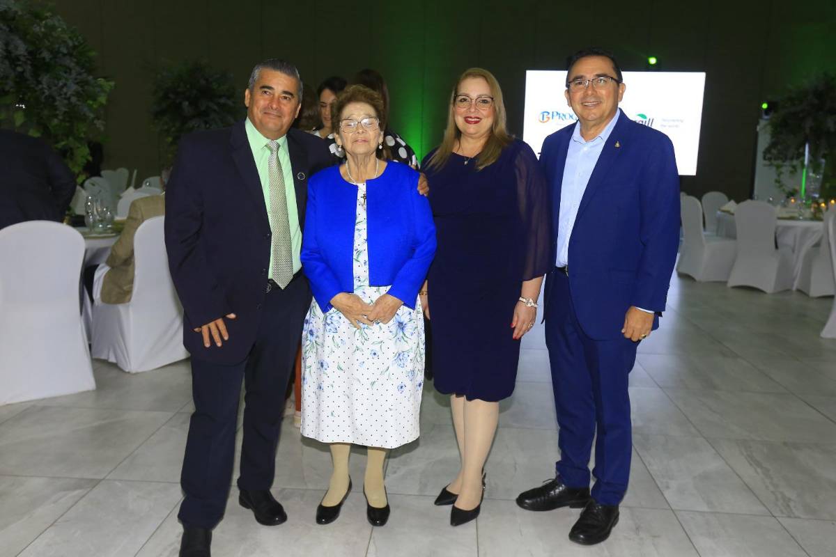 Realizan homenaje por su trayectoria empresarial a Flabio Tinoco