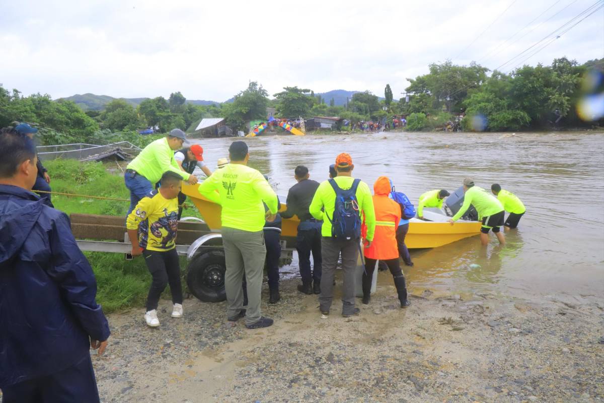 Triste relato de padre hondureño que perdió todo con Sara: “En 10 minutos el agua llenó mi casa”