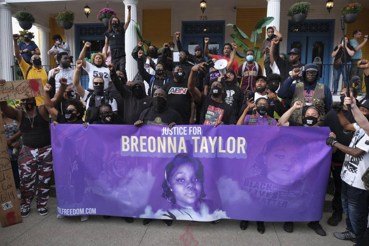 Justicia de EEUU acusa a cuatro policías por muerte de afroamericana Breonna Taylor