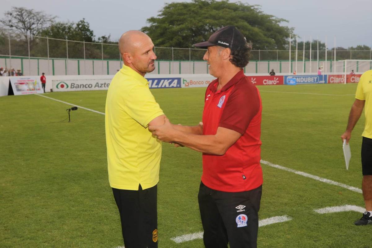 Palomo Rodríguez y Pedro Troglio conversaron unos minutos antes del pitazo inicial.