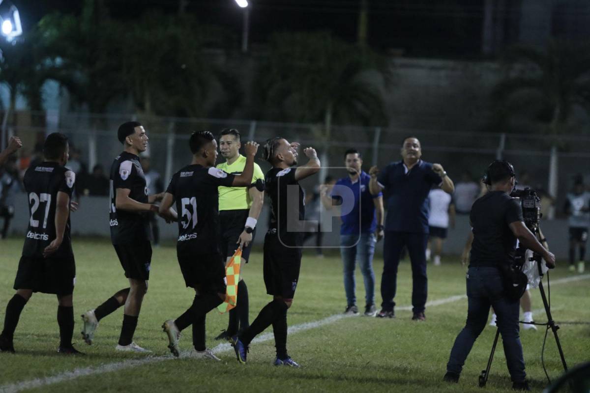 Ilce Barahona celebrando su espectacular gol.