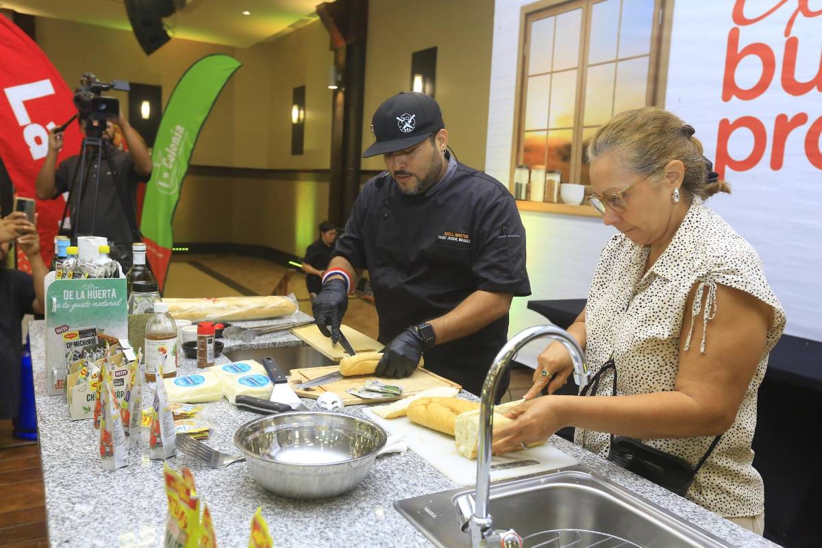 El Chef Aquiles Chávez goza en la Expo Buen Provecho al ritmo de Sopa de caracol