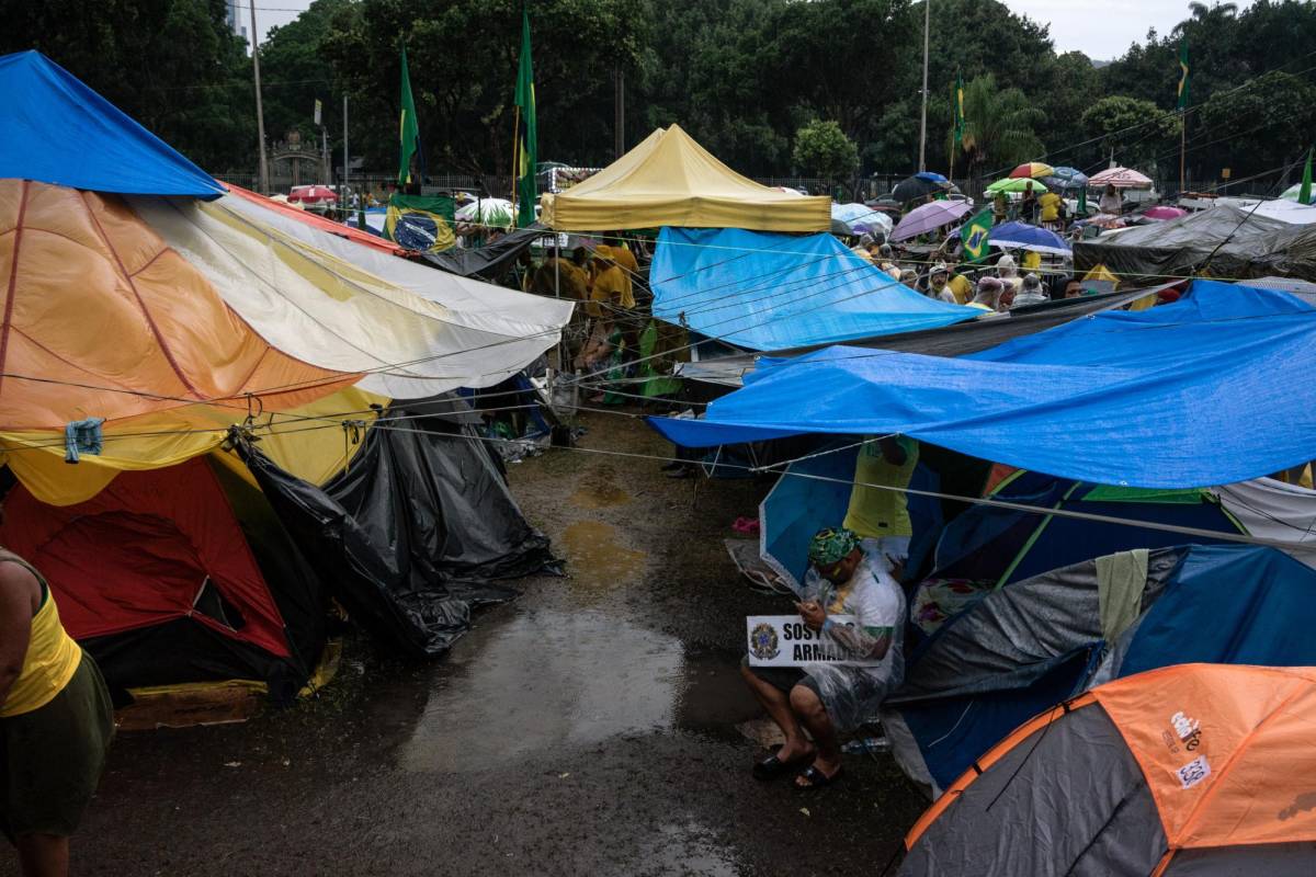 Seguidores de Bolsonaro acampan frente a los cuarteles pidiendo a los militar dar un golpe de Estado a Lula.