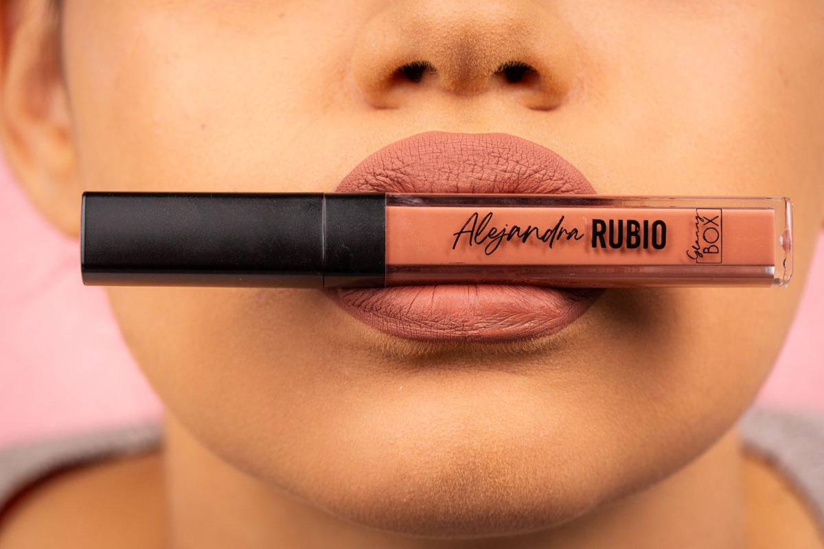Alejandra Rubio lanza línea de labiales en honor a su madre