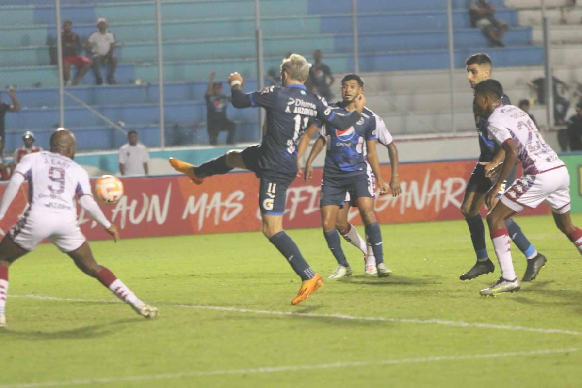Momento en donde Auzmendi conecta la pelota para mandarla al fondo de las redes.