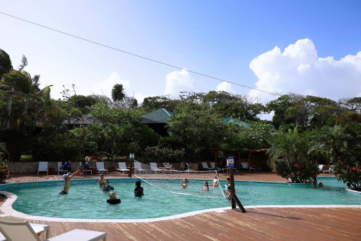 Hotel Media Luna: un lugar que cautiva con su belleza en las playas de Roatán