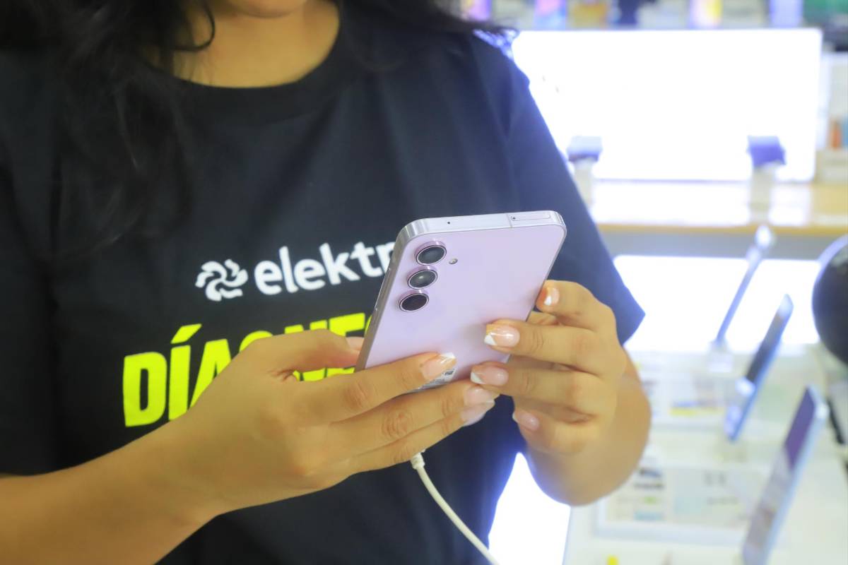 Samsumg A50 en color morado a un super precio que solo estará disponible en los “Días negros” de Elektra.